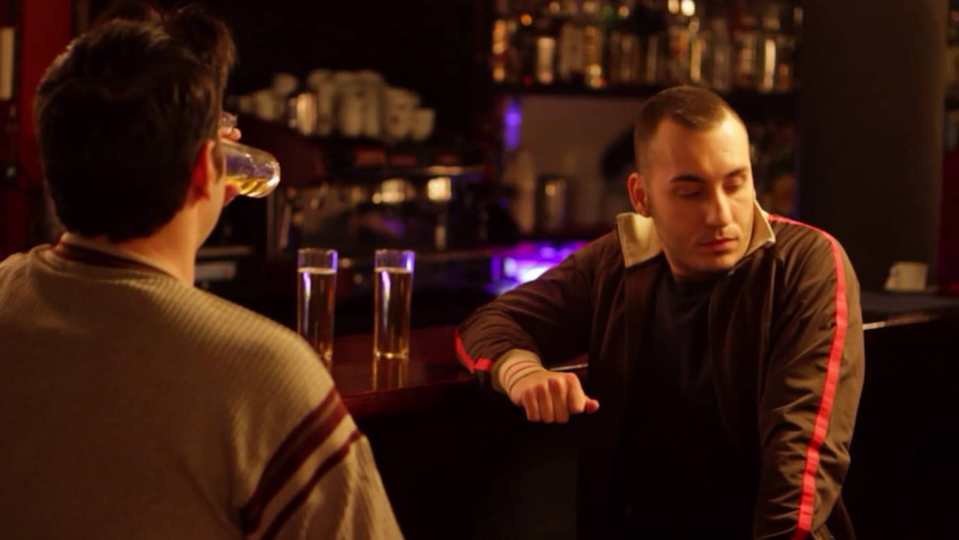 Dos hombres sentados en el bar, Video publicitario Barcelona