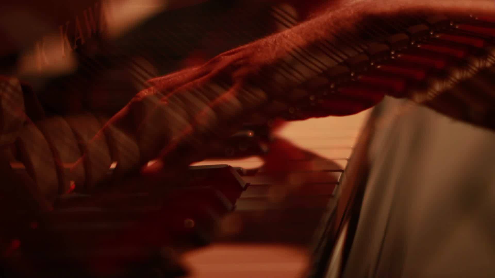La mano de un hombre tocando el piano, Muestra de video musical