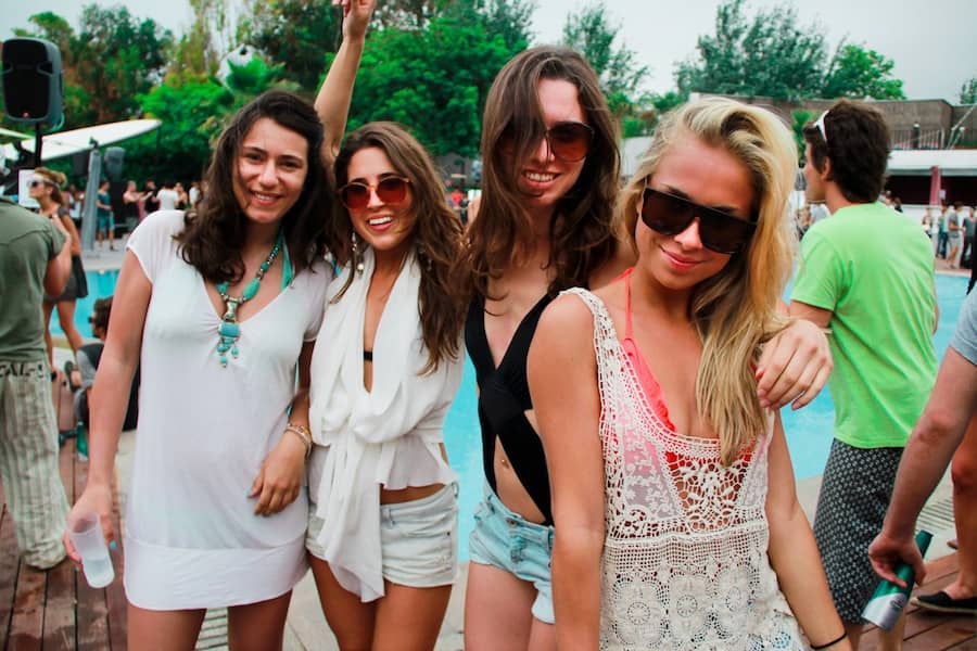 group photo of four young girls on an openair music festival in barcelona, photo coverage work by an audiovisual company