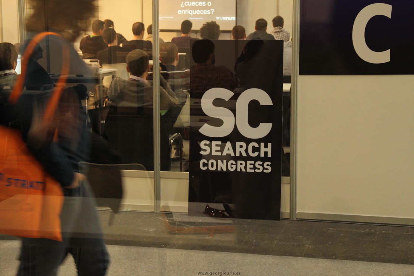 Personas en una conferencia web search congress barcelona, productora audiovisual