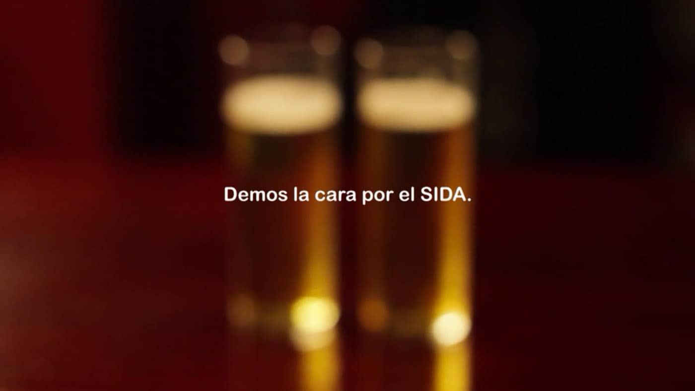 Imagen borrosa de dos vasos de cerveza, Video publicitario Barcelona