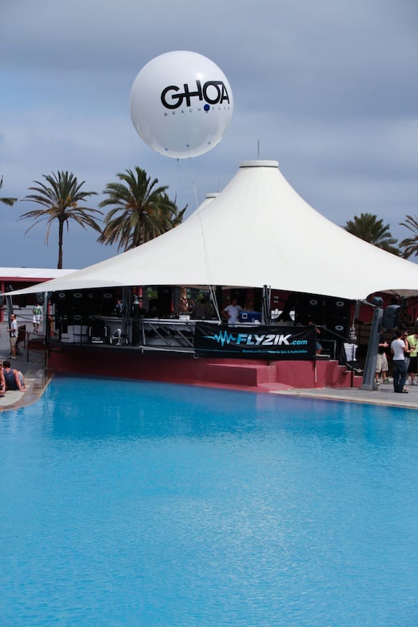 swimming pool and a big white event tent, event photography snapshot for mode media, fotografía de eventos