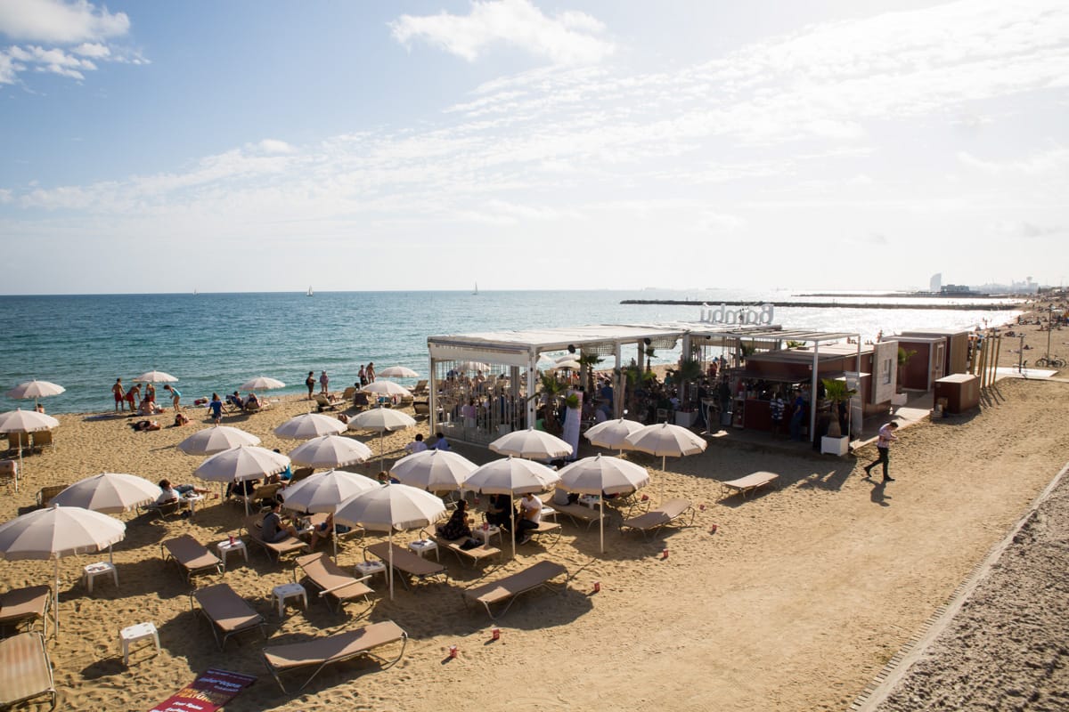 Panorama de la playa con camillas y sombrillas