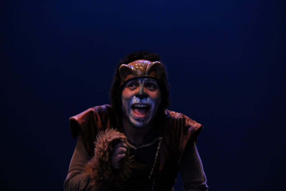 Actor en un traje de tigre Captura de pantalla de un espectáculo de teatro, MODE MEDIA productora audiovisual Barcelona