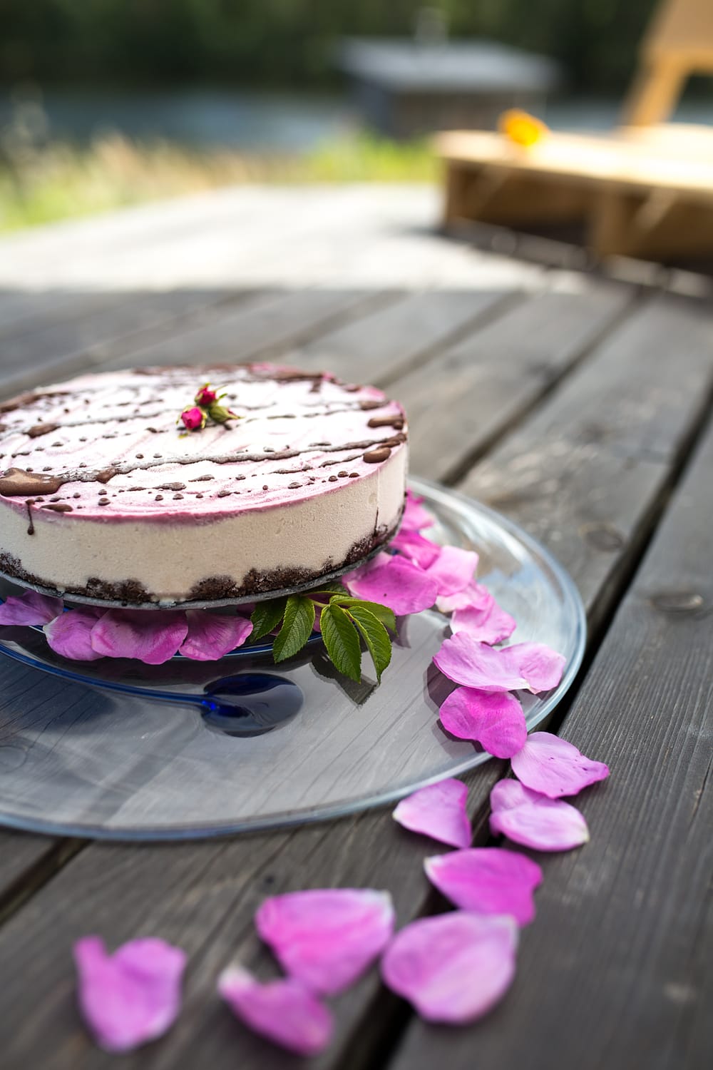Cheesecake with rose petals