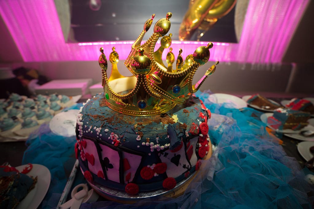 Cake with gold crowns and poker cards, Business Conference iGaming, Mode Media