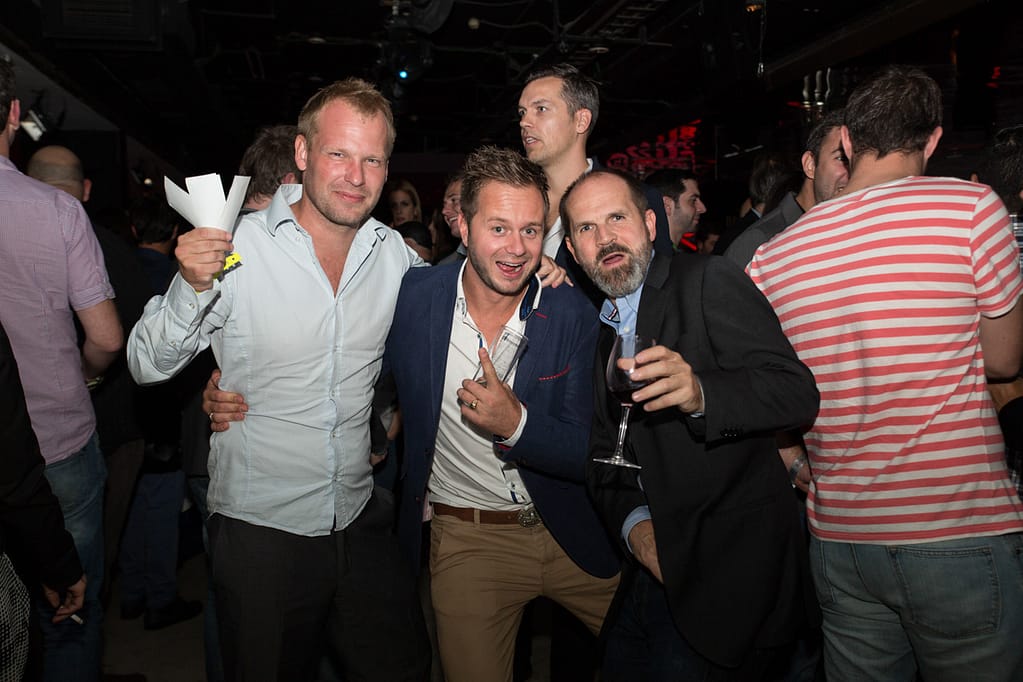Tres chicos con bebidas en una fiesta, iGaming 2014, Productora Fotografia