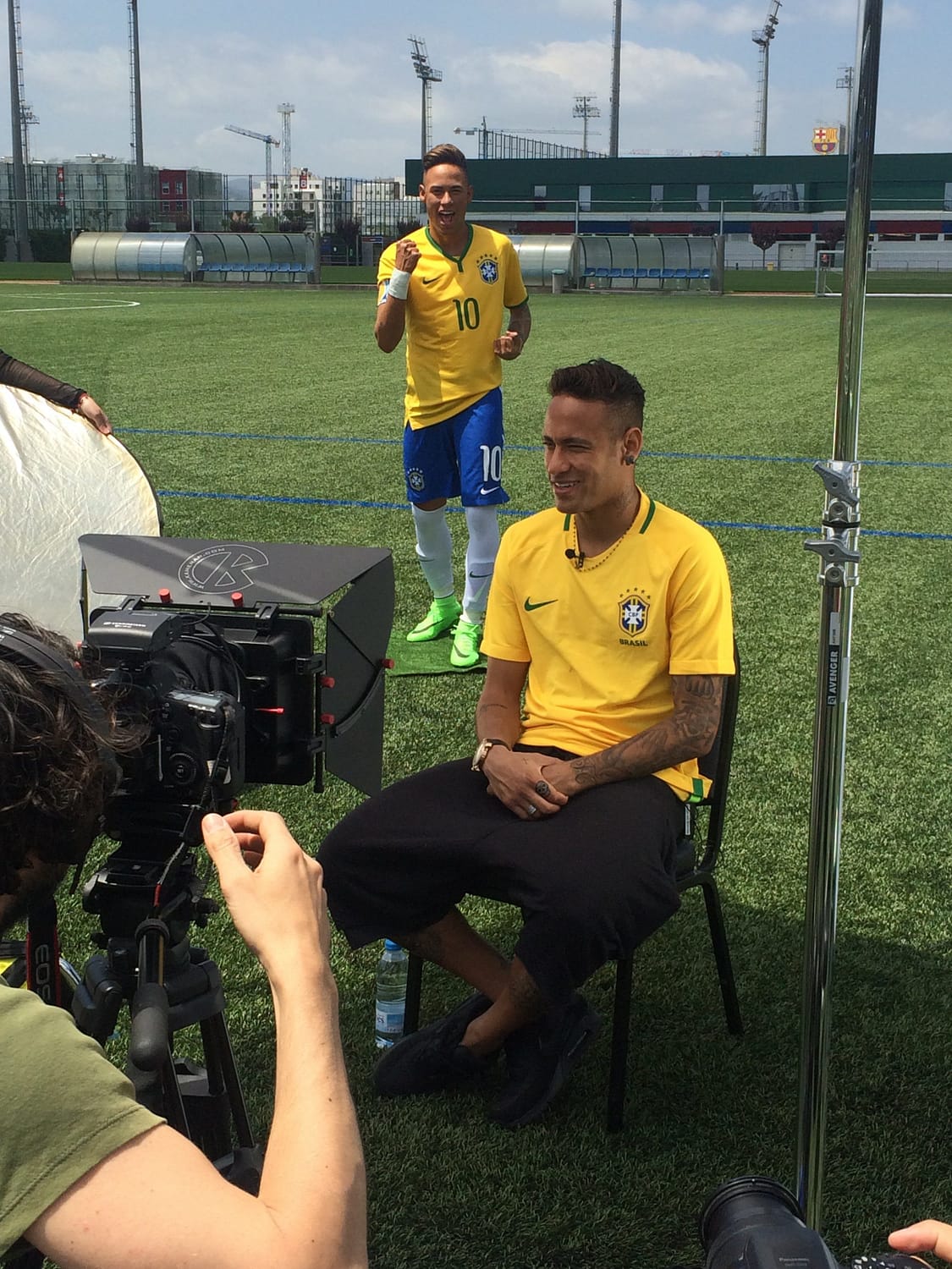 Futbolista Neymar durante una entrevista, Detrás de la escena