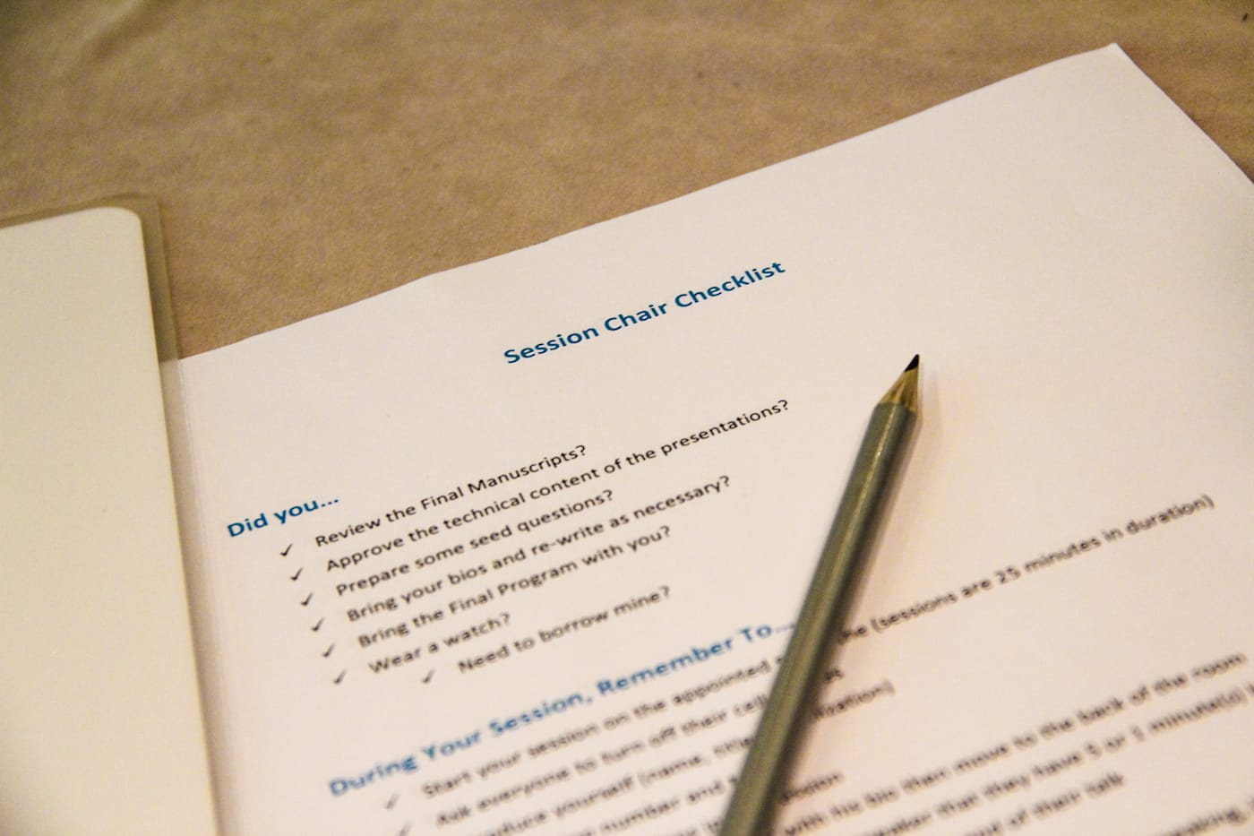 Libro de seminarios de negocios y un lápiz, Foto para un sitio web de la productora