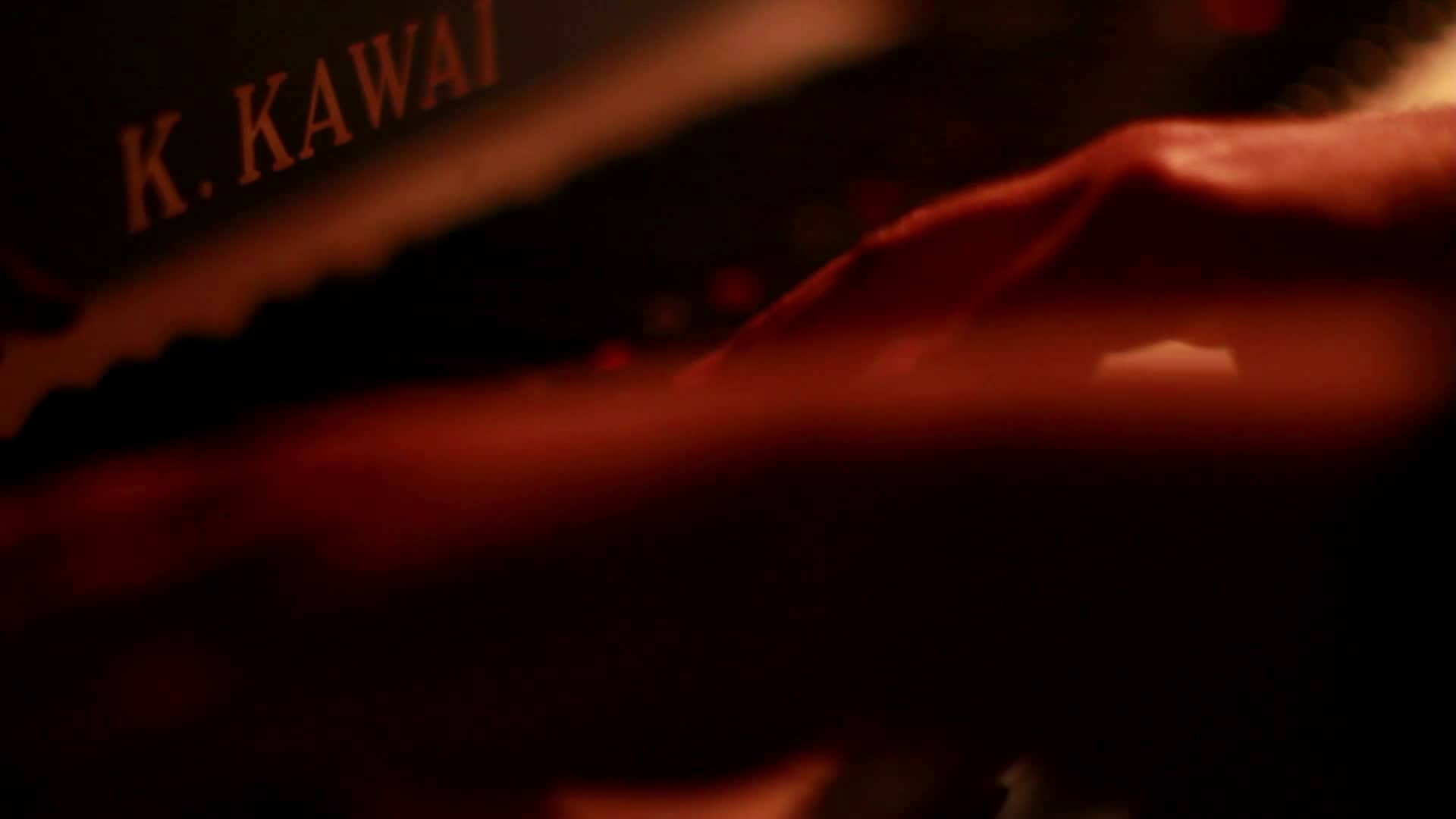 La mano de un hombre tocando el piano, captura de pantalla video musical