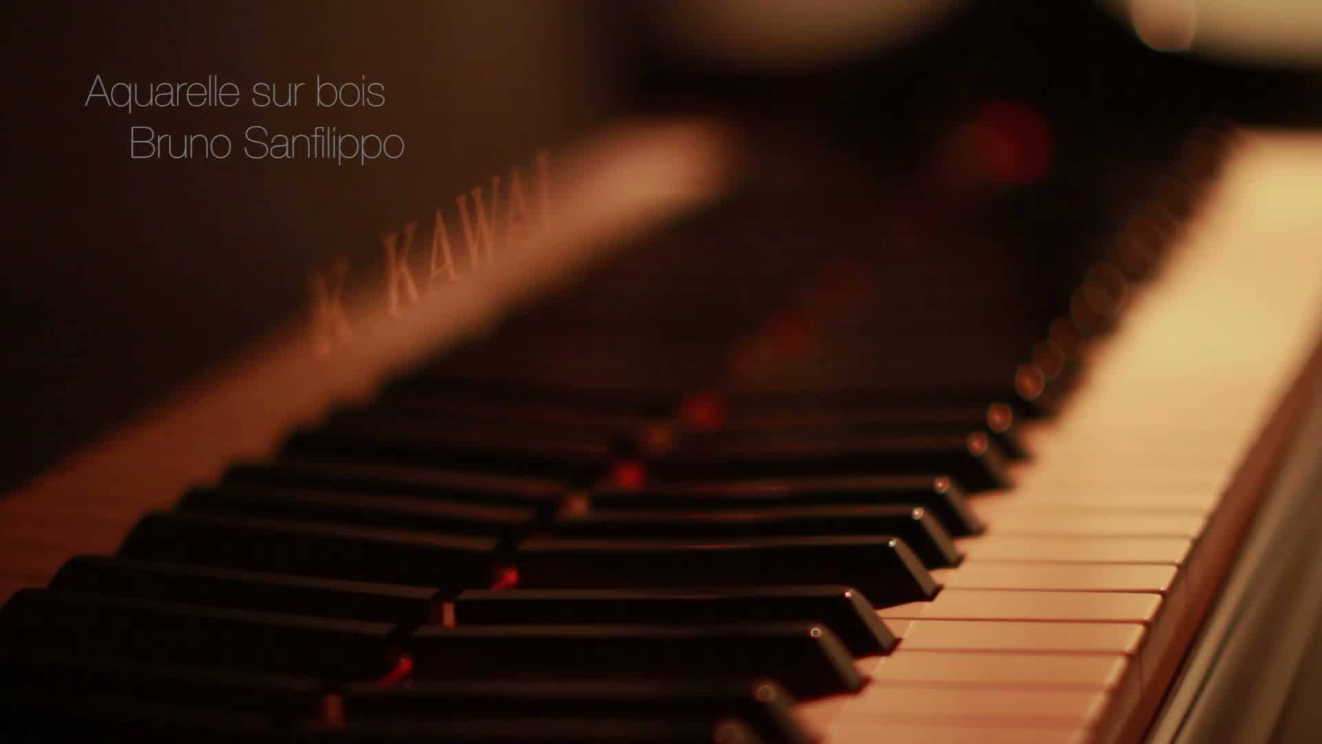 Parte de un piano, captura de pantalla de un video musical
