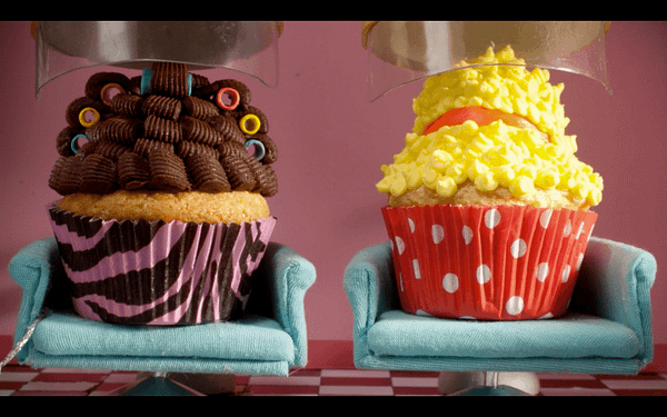 Stop motion video, two cupcakes talking at a salon