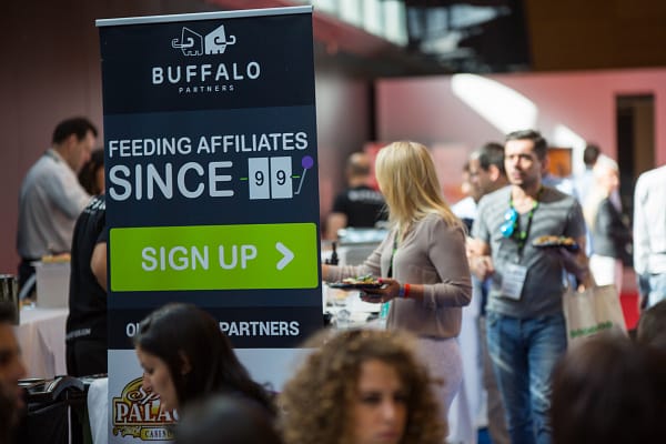 Gente comiendo en un buffet de eventos corporativos, Buffalo Partners, Mode Media