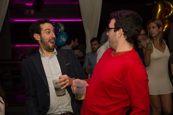 Dos hombres poniendo caras sorprendidas mientras se miran entre si, Fotografo de Eventos Corporativos